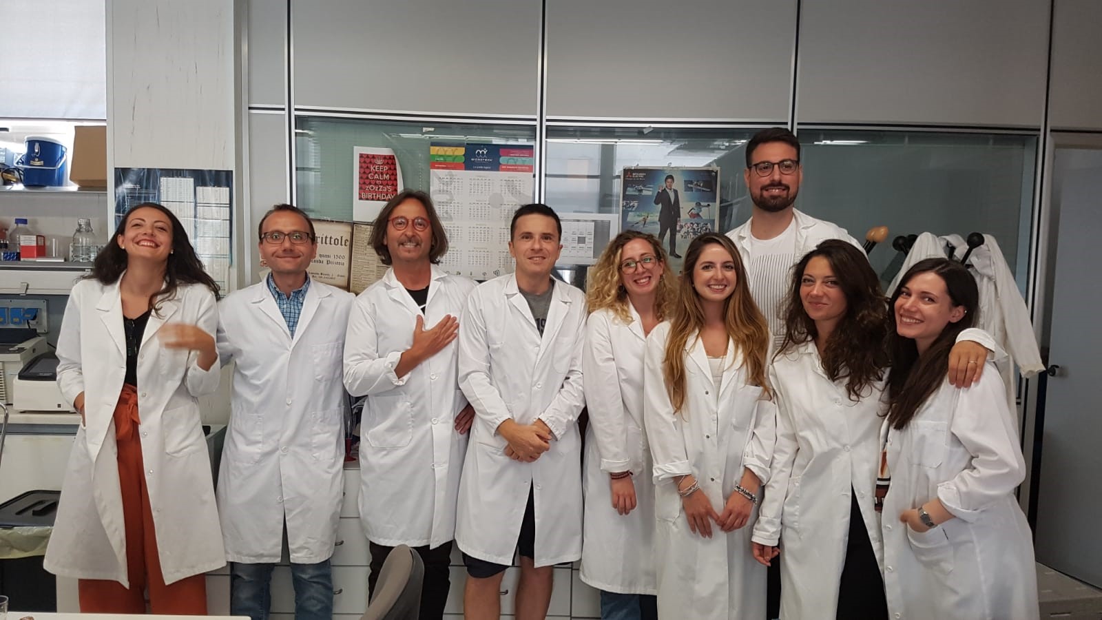 LAB di Neuroscienze del CEINGE (da sx verso dx: Arianna De Rosa, Francesco Napolitano, Alessandro Usiello, Francesco Errico, Sara Martino, Silvia Santangeli, Tommaso Nuzzo, Anna Di Maio, Martina Garofalo)